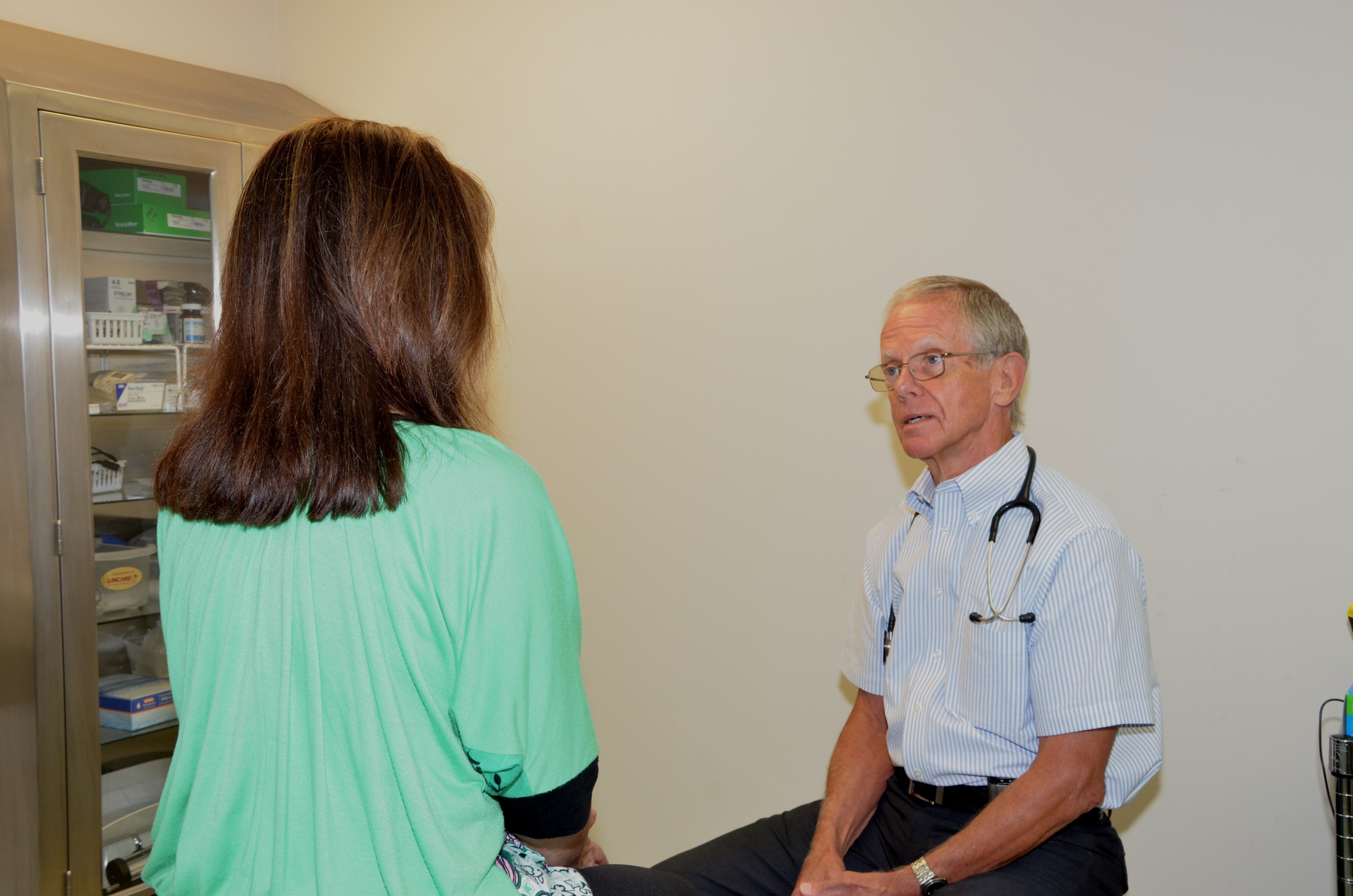 Dr. Ken Warren counsels a patient about the overuse of prescription pain medications.